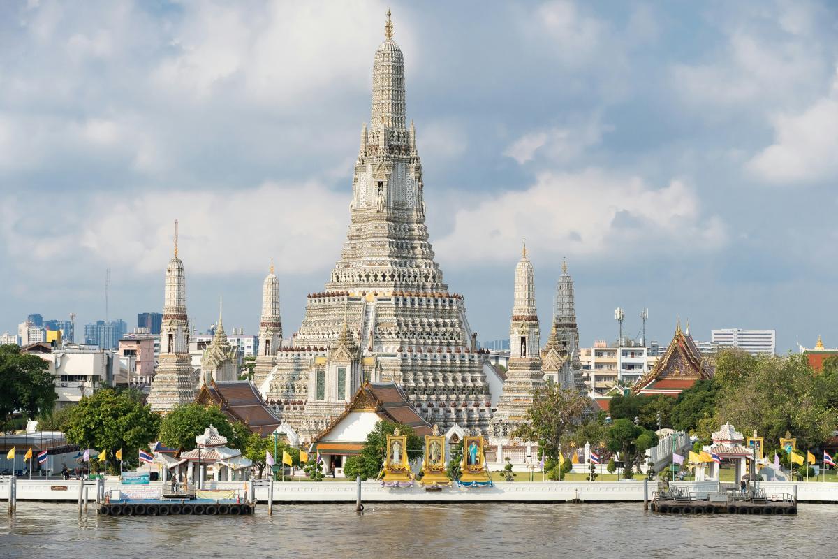 Bangkok Segreta: I Canali di Thonburi e il Tempio dell'Alba